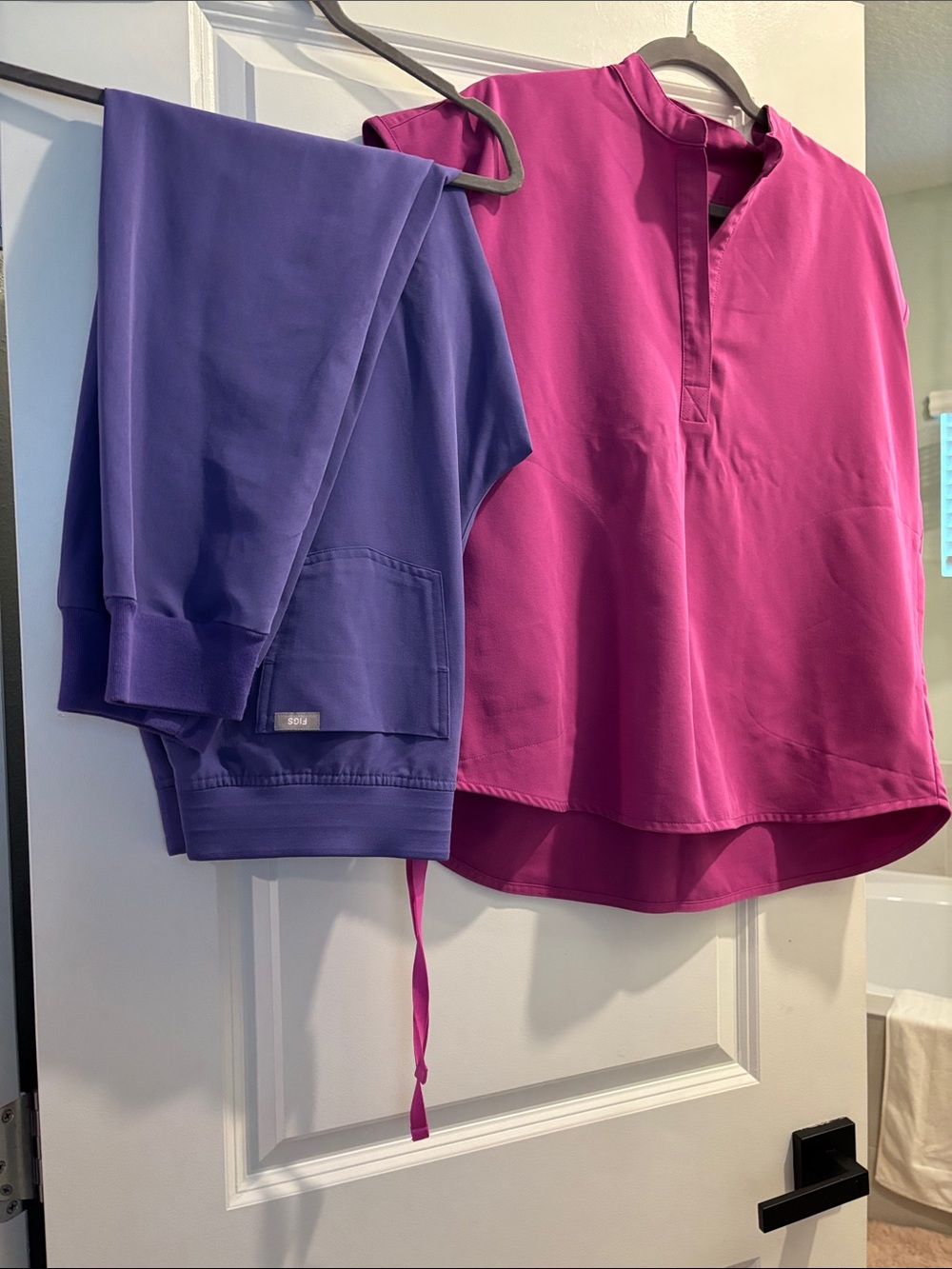 Figs 
Raspberry Sorbet
Rafaela™ -
Oversized Scrub
Top Figs Women Zamora Jogger